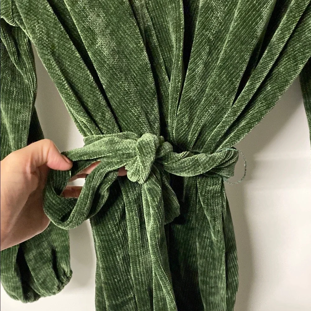 AMADI Elegant Green Velvet Mini Dress - Picture 5 of 11